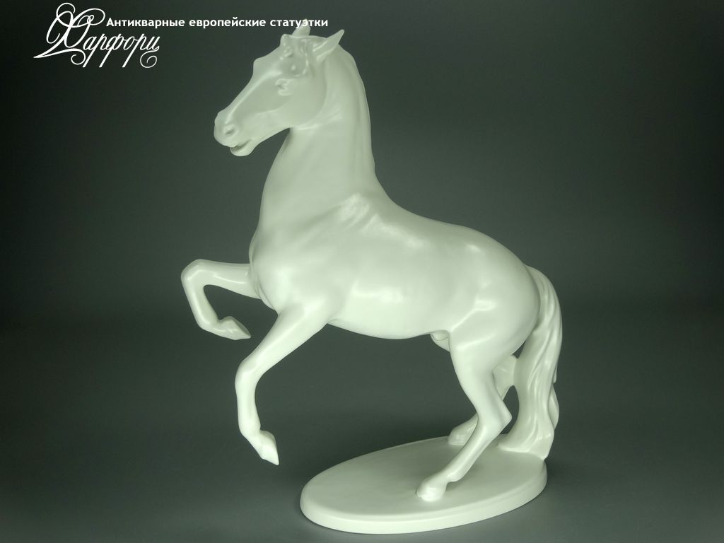 Купить фарфоровую статуэтку Goebel Конь на дыбах